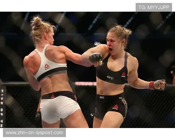 UFC女拳手双脚离地飞膝KO震撼瞬间，点燃格斗激情的巅峰对决